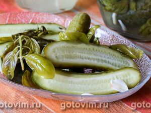 Малосольные огурцы с базиликом