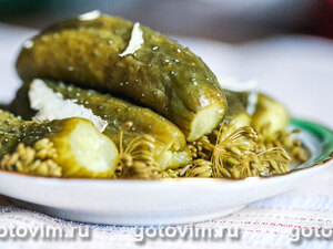 Малосольные огурцы с хреном